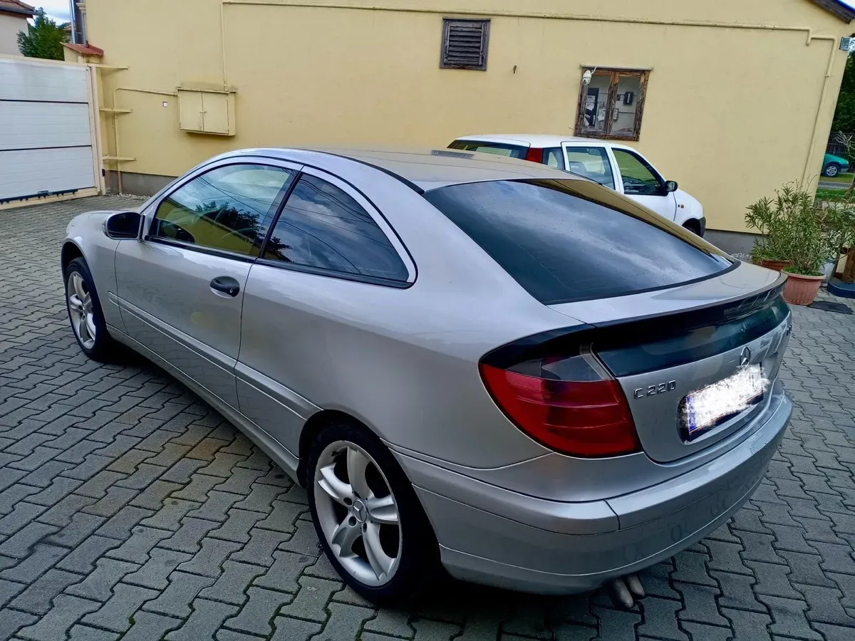 Mercedes-Benz C-Class 2004 photo 2