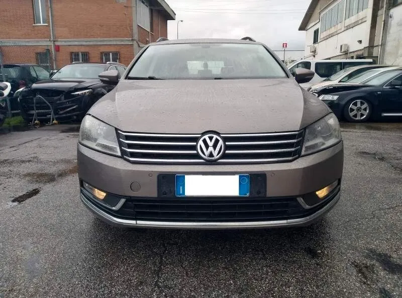 Volkswagen Passat Var. 2011 photo 2