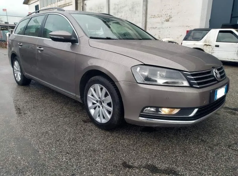 Volkswagen Passat Var. 2011 photo 3