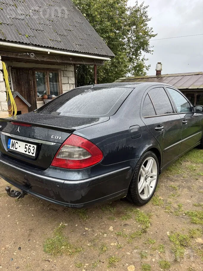 Mercedes-Benz E320 2003 photo 2