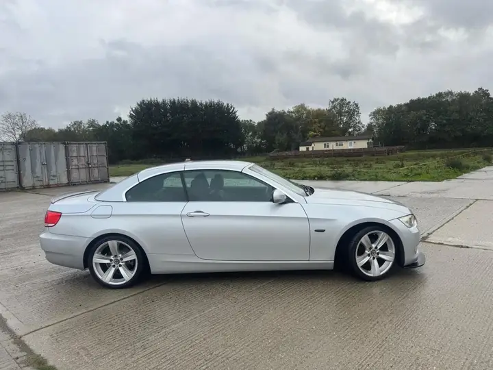 BMW 3 Series 2009 photo 2
