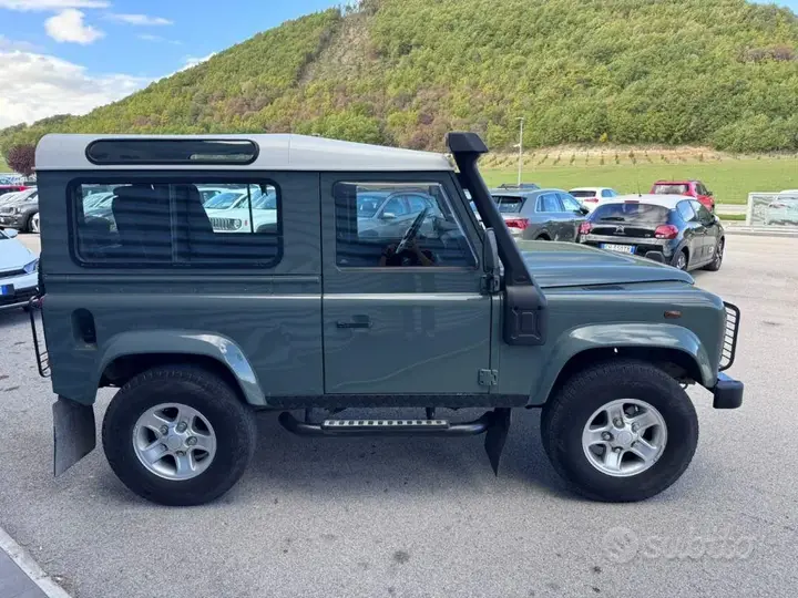 Land Rover Defender 2010 photo 4