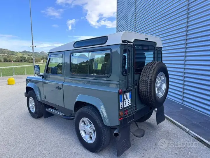 Land Rover Defender 2010 photo 5