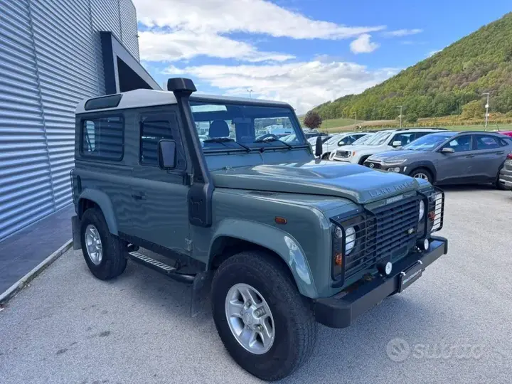 Land Rover Defender 2010 photo 3