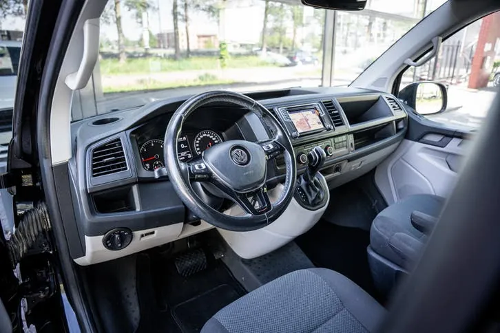Volkswagen Transporter 2018 photo 2