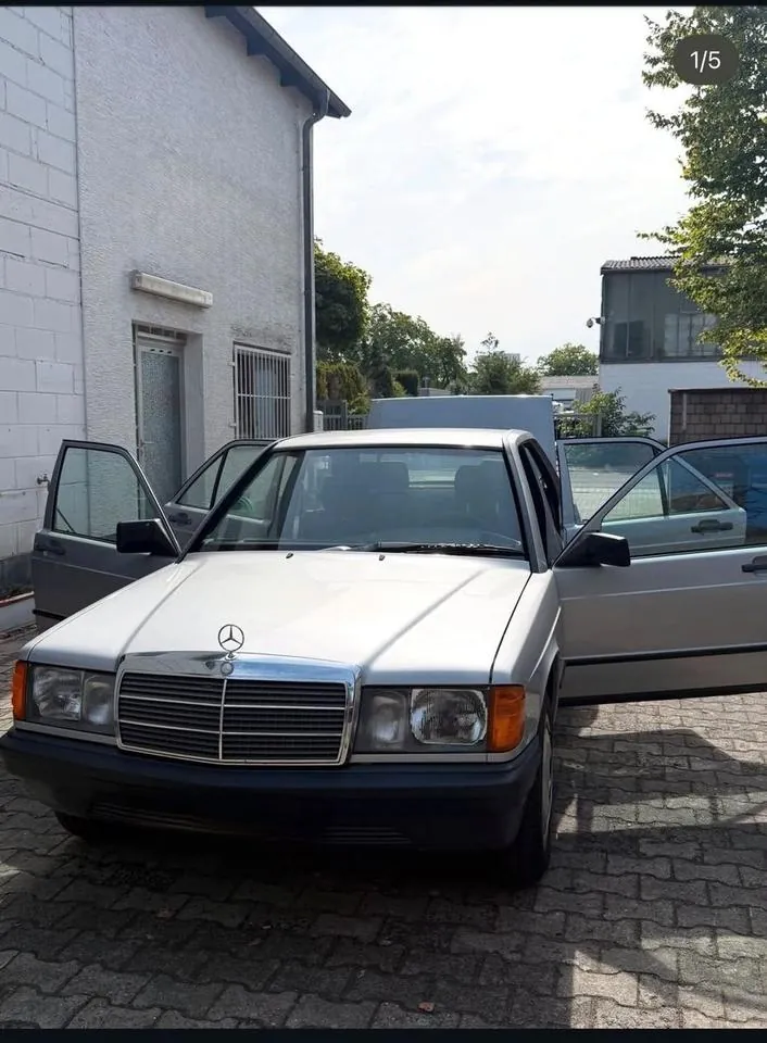 Mercedes-Benz 190E