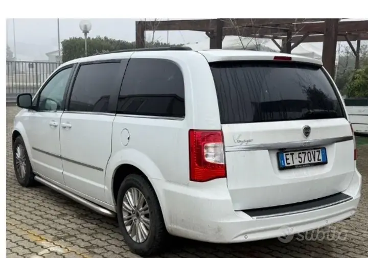 Lancia Voyager 2014 photo 2