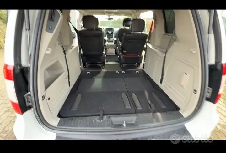 Lancia Voyager 2014 photo 5