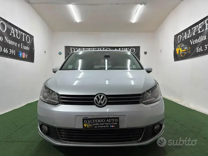 Volkswagen Touran 2012 photo 2