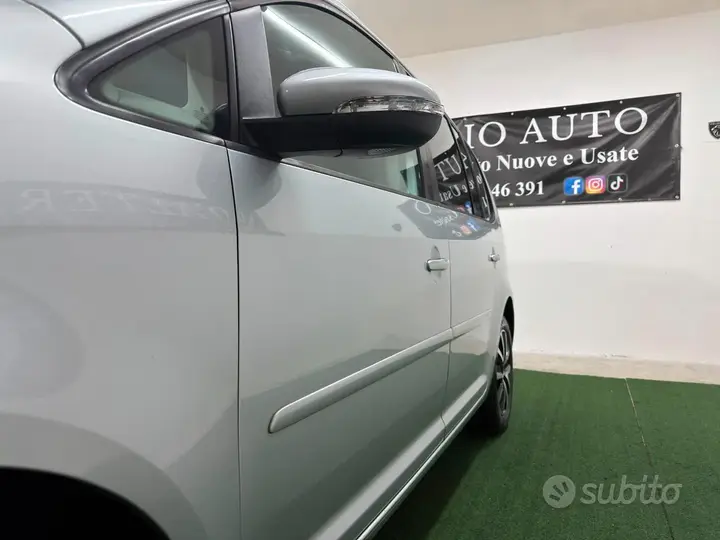 Volkswagen Touran 2012 photo 5