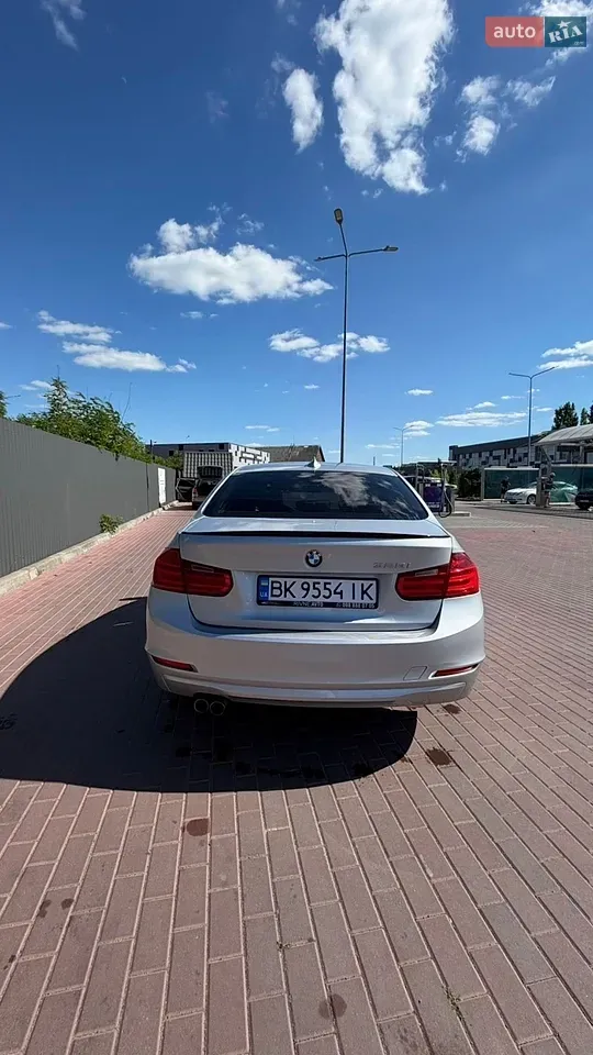 BMW 3 Series 2012 photo 2