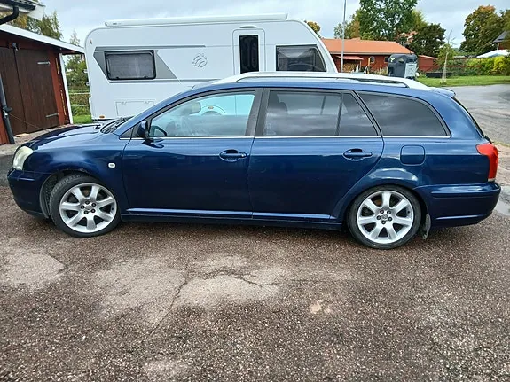 Toyota Avensis 2003 photo 2