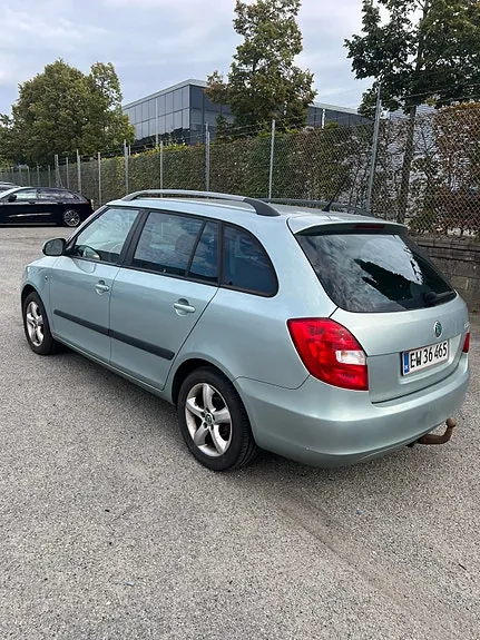 Skoda Fabia 2011 photo 3
