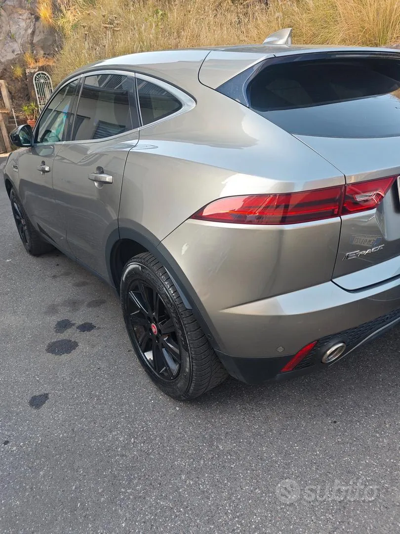 Jaguar E-Pace 2018 photo 2