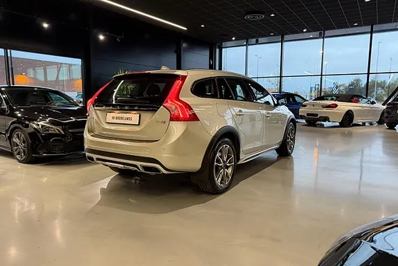 Volvo V60 Cross Country 2018 photo 2