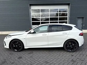 BMW 1 Series 2025 photo 2
