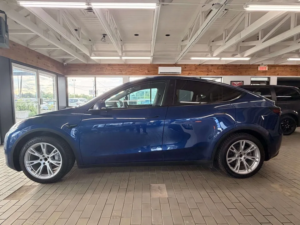 Tesla Model Y 2023 photo 2