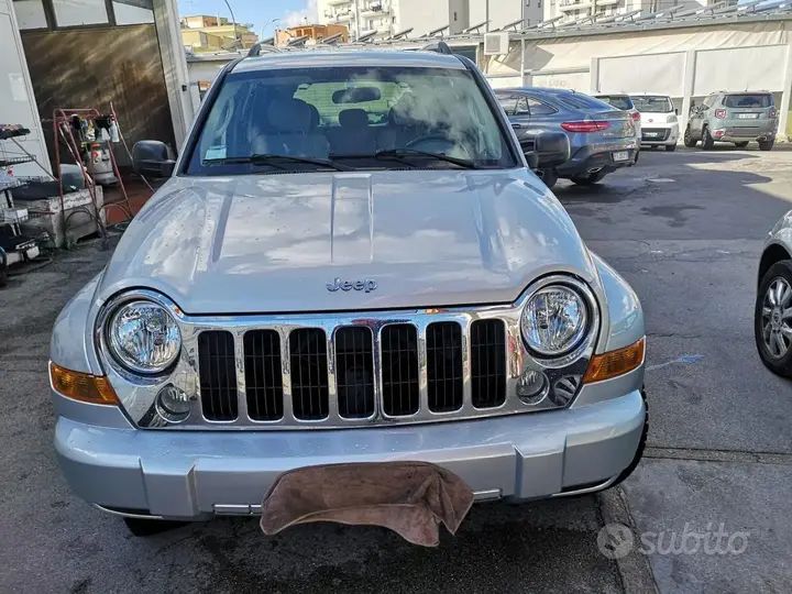 Jeep Cherokee 2005 photo 2