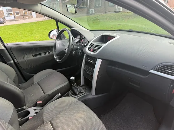 Peugeot 207 2011 photo 5