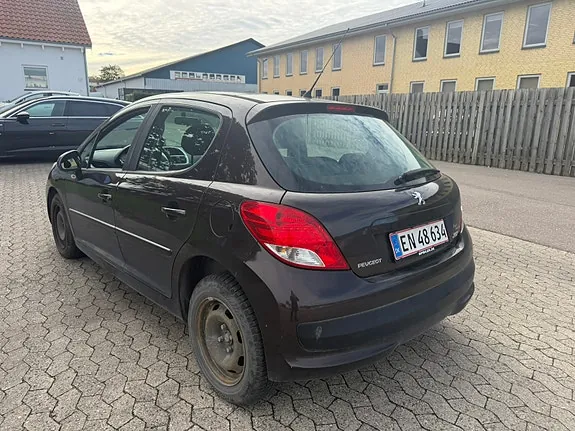 Peugeot 207 2011 photo 2
