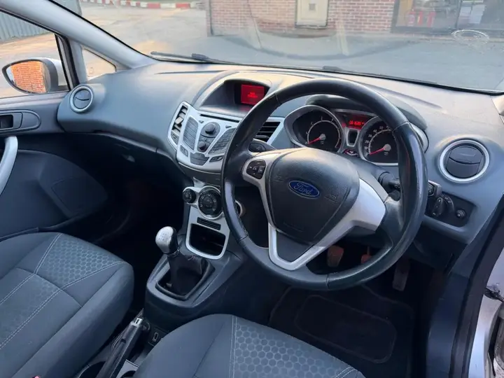 Ford Fiesta 2012 photo 2