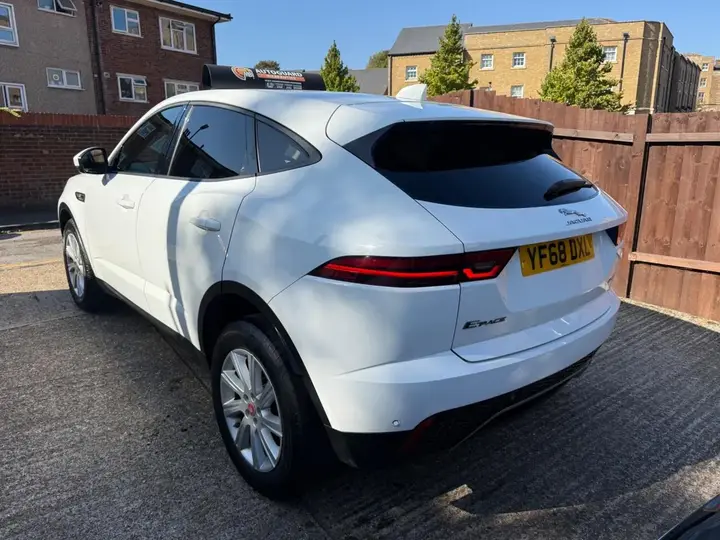 Jaguar E-Pace 2018 photo 4