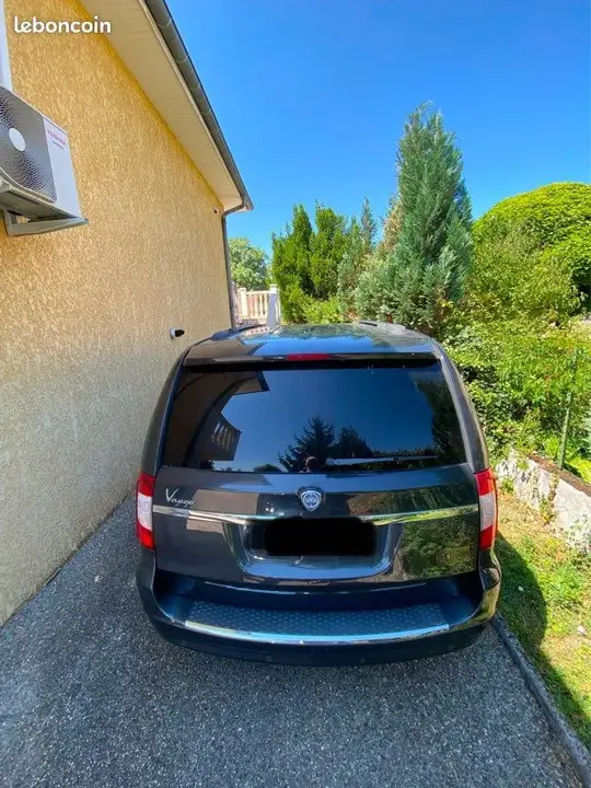 Lancia Voyager 2011 photo 2