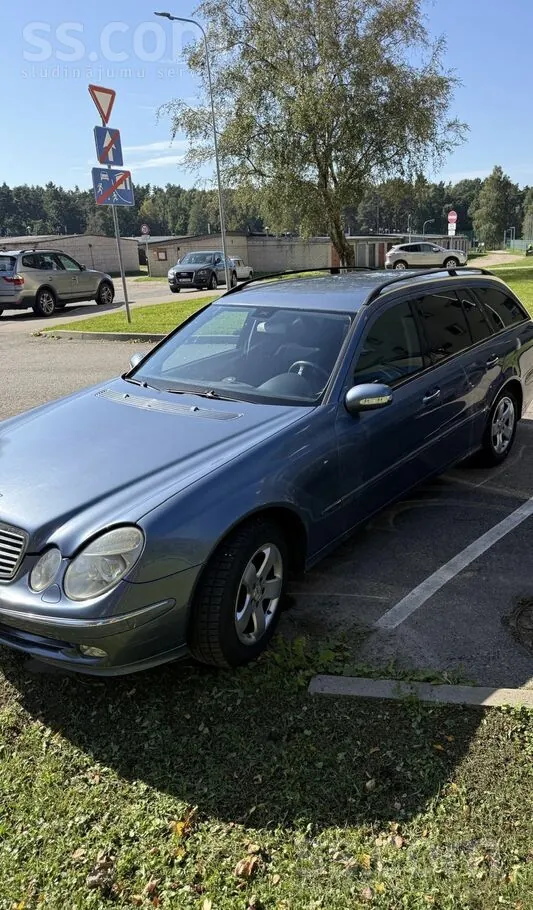 Mercedes-Benz E220 2004 photo 2