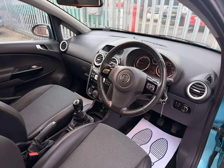 Vauxhall Corsa 2010 photo 2