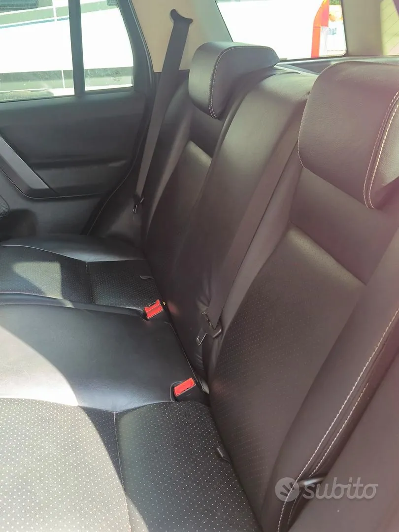 Land Rover Freelander 2010 photo 4