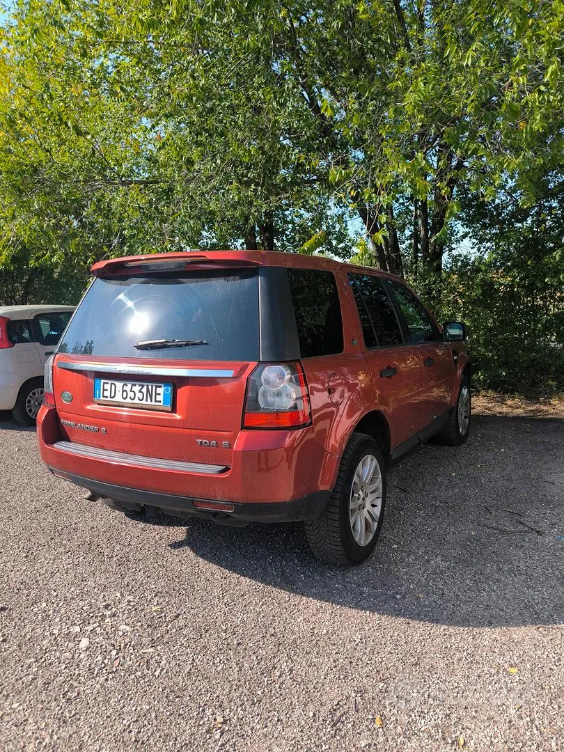Land Rover Freelander 2010 photo 2