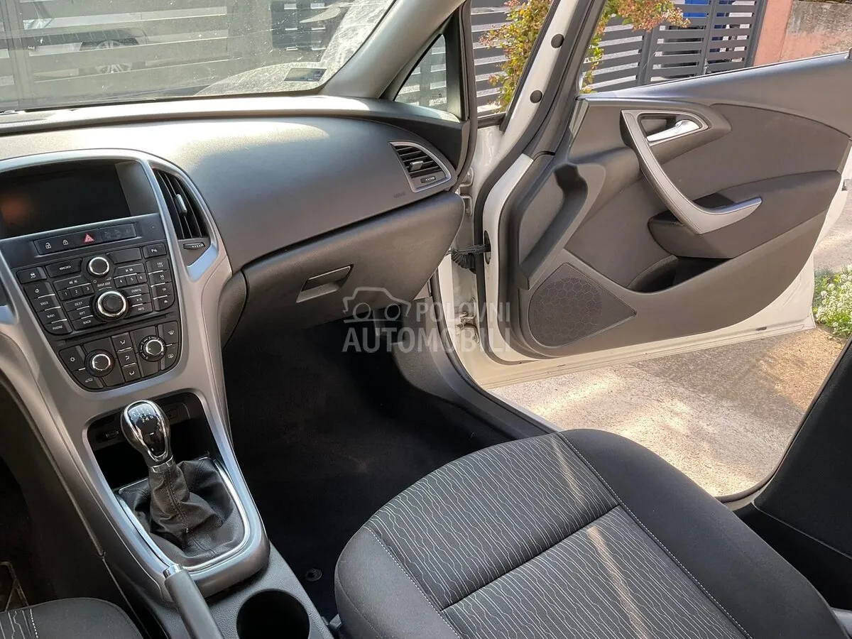 Opel Astra J 2014 photo 2