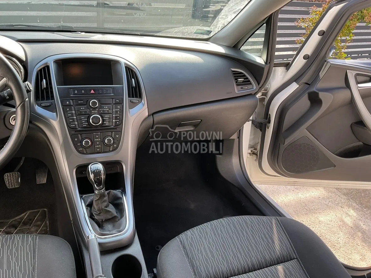 Opel Astra J 2014 photo 3