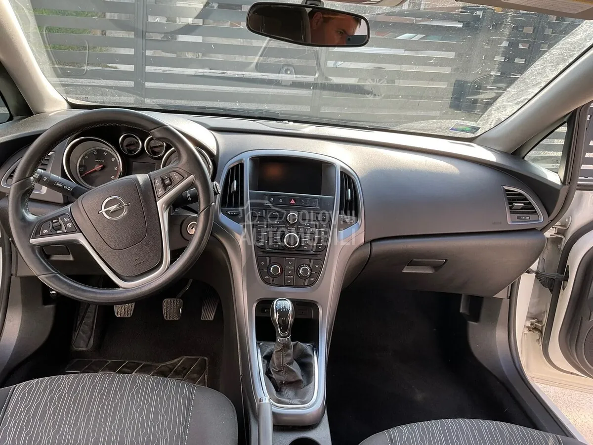 Opel Astra J 2014 photo 4