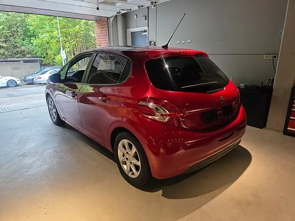 Peugeot 208 2014 photo 3
