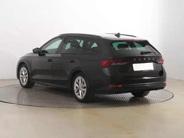Skoda Octavia Combi 2021 photo 3