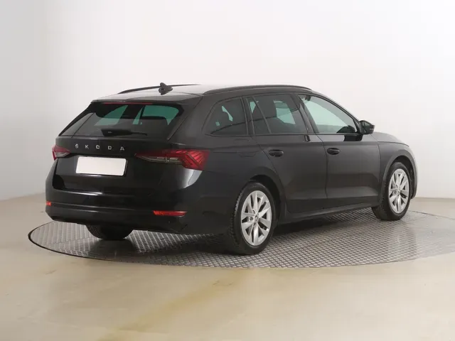 Skoda Octavia Combi 2021 photo 4