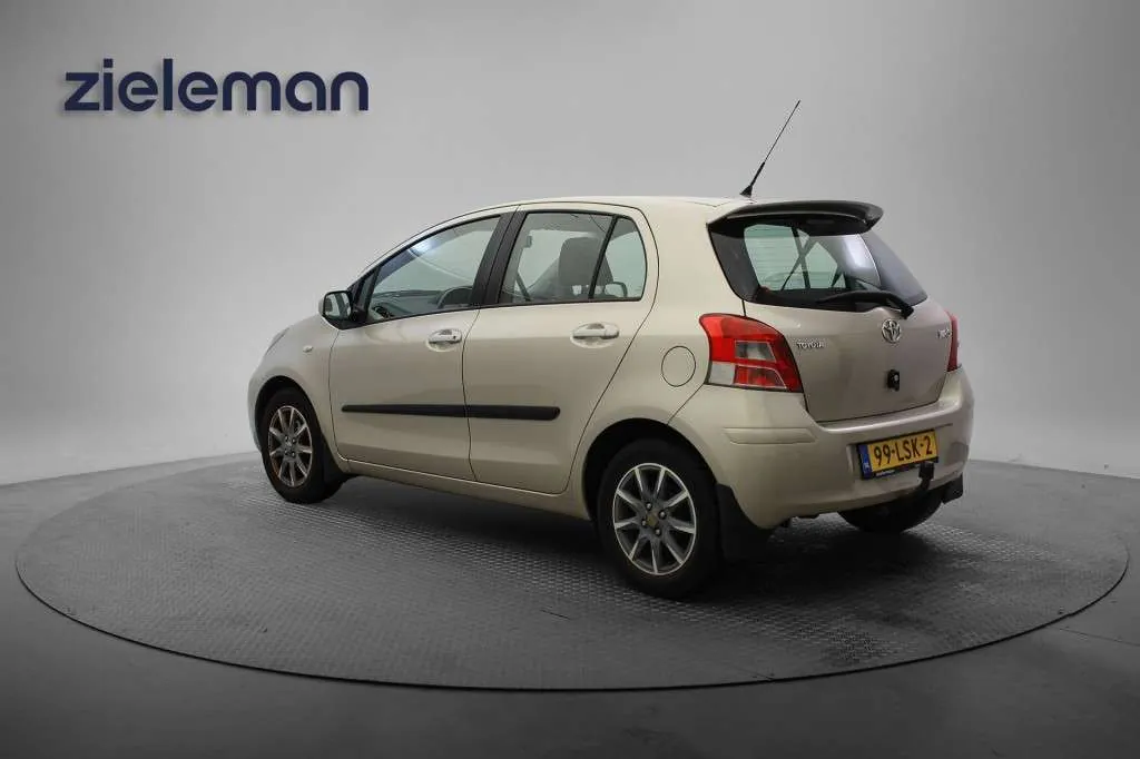 Toyota Yaris 2010 photo 3