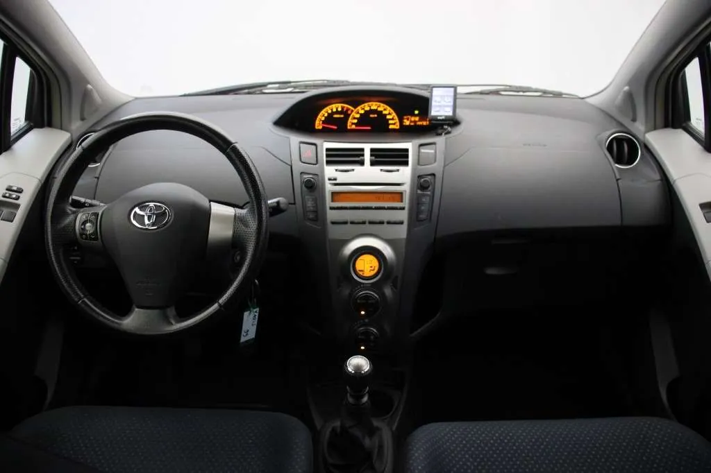 Toyota Yaris 2010 photo 2