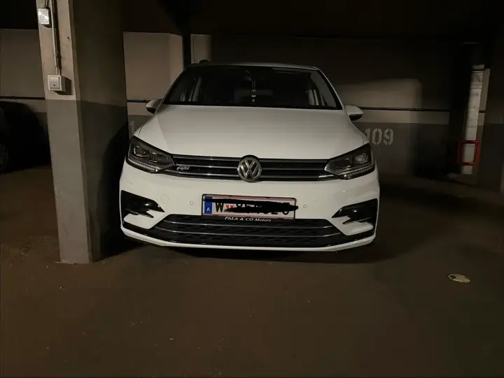 Volkswagen Touran 2017 photo 2