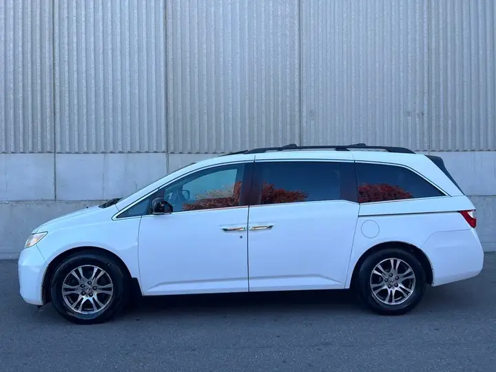 Honda Odyssey 2011 photo 2