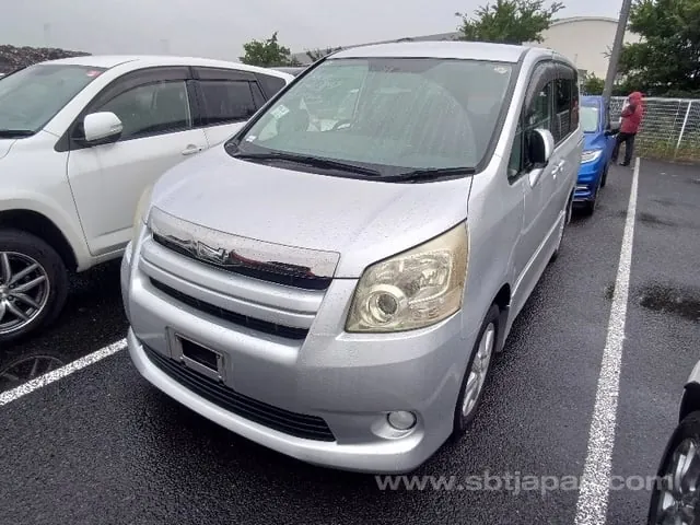 Toyota Noah 2008 photo 2