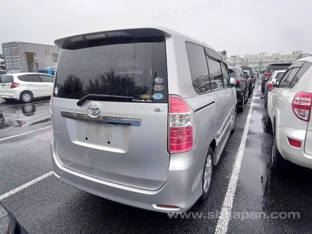 Toyota Noah 2008 photo 4