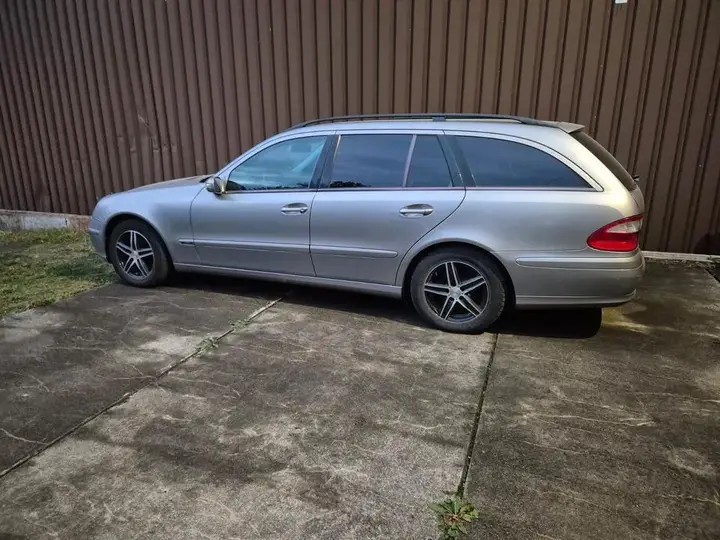 Mercedes-Benz E200