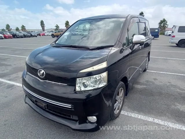 Toyota Voxy 2010 photo 2