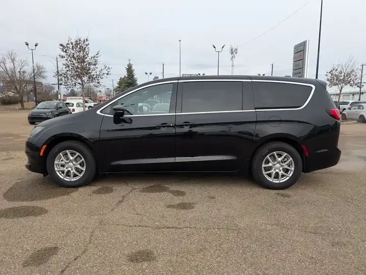Chrysler Grand Caravan 2026 photo 3