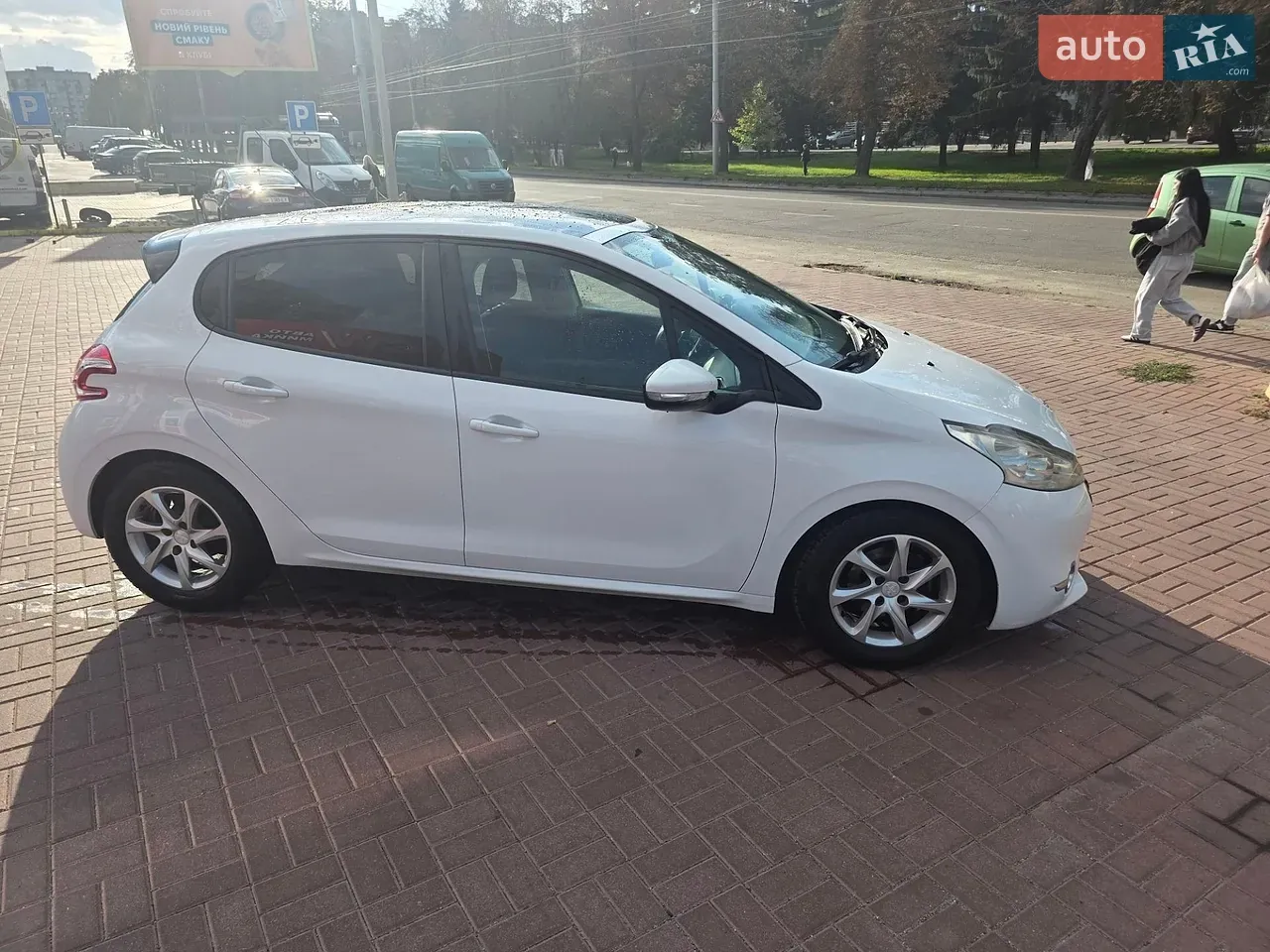 Peugeot 208 2012 photo 3