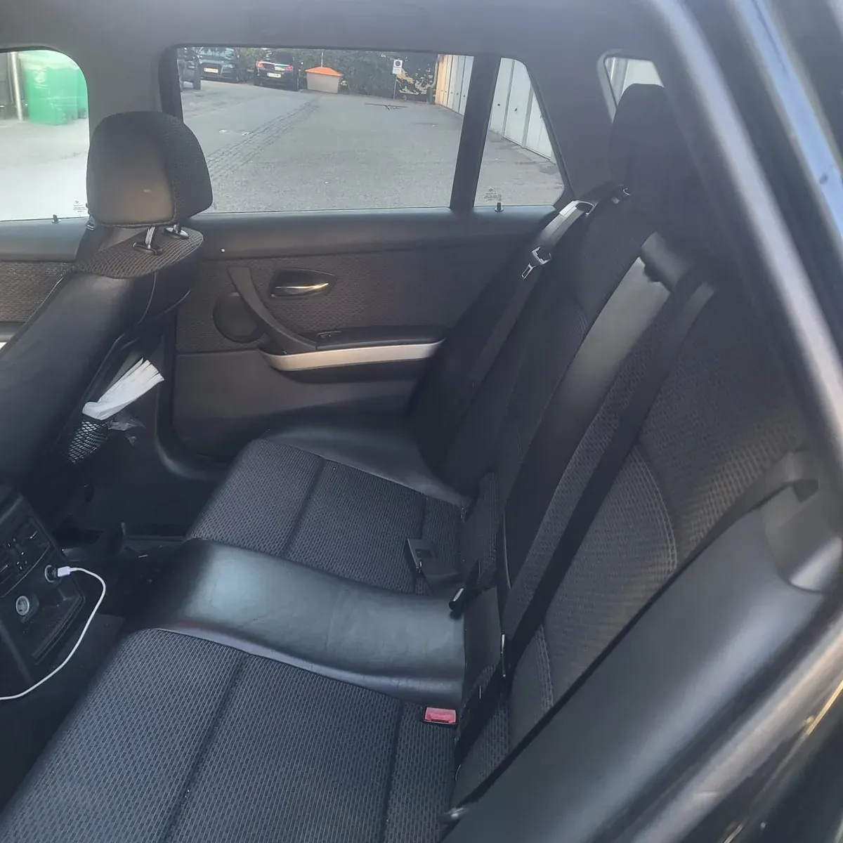 BMW 3 Series 2010 photo 3