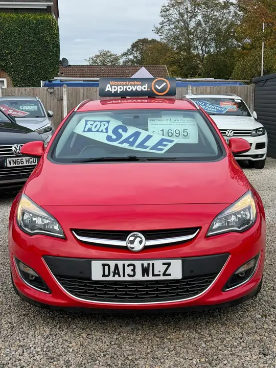 Vauxhall Astra 2013 photo 2