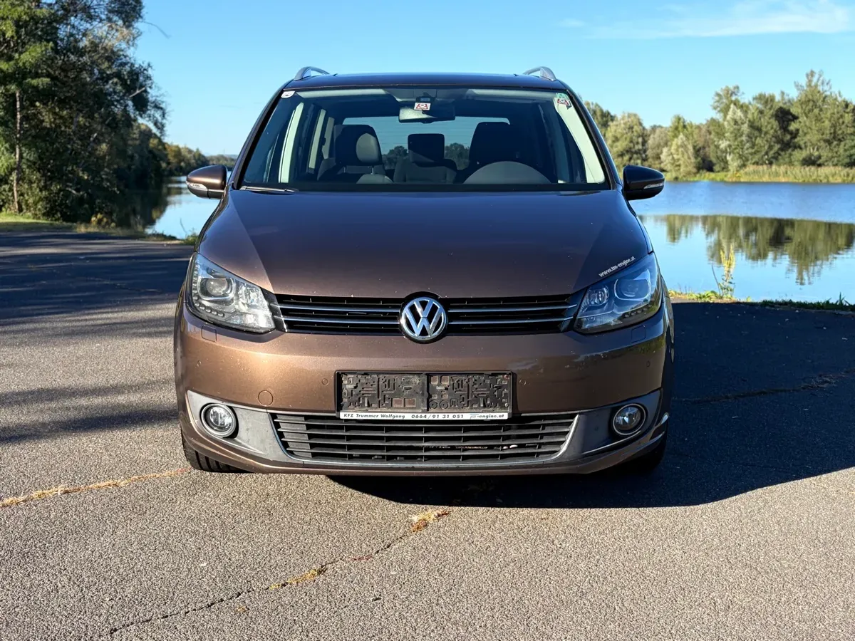 Volkswagen Touran 2011 photo 2